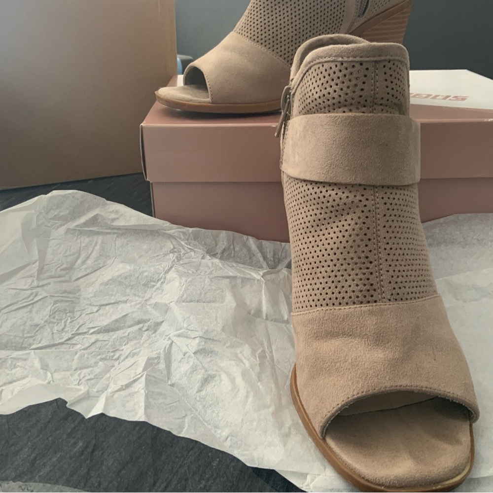 Elegant Beige Peep-Toe Wedges